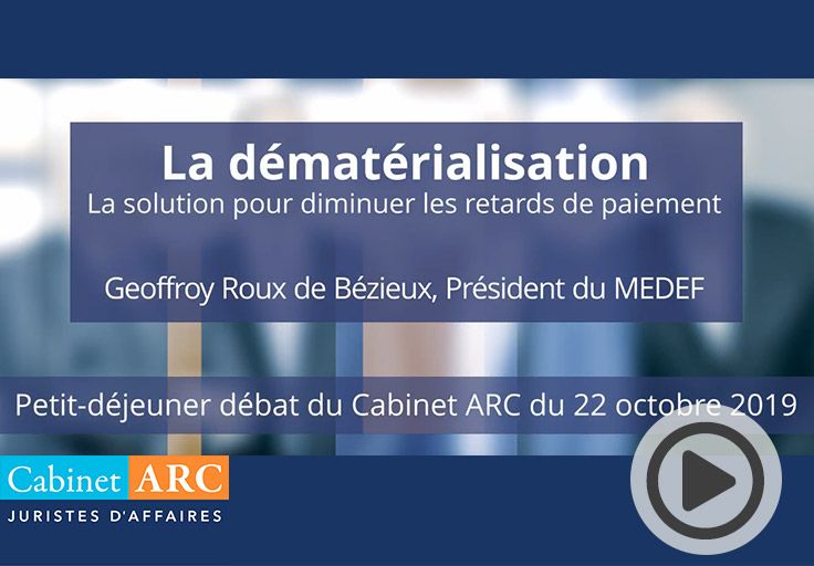 Geoffroy Roux de Bézieux comenta las ventajas de la digitalización de las facturas para reducir los plazos de pago durante el desayuno-debate celebrado el 22 de octubre de 2019.